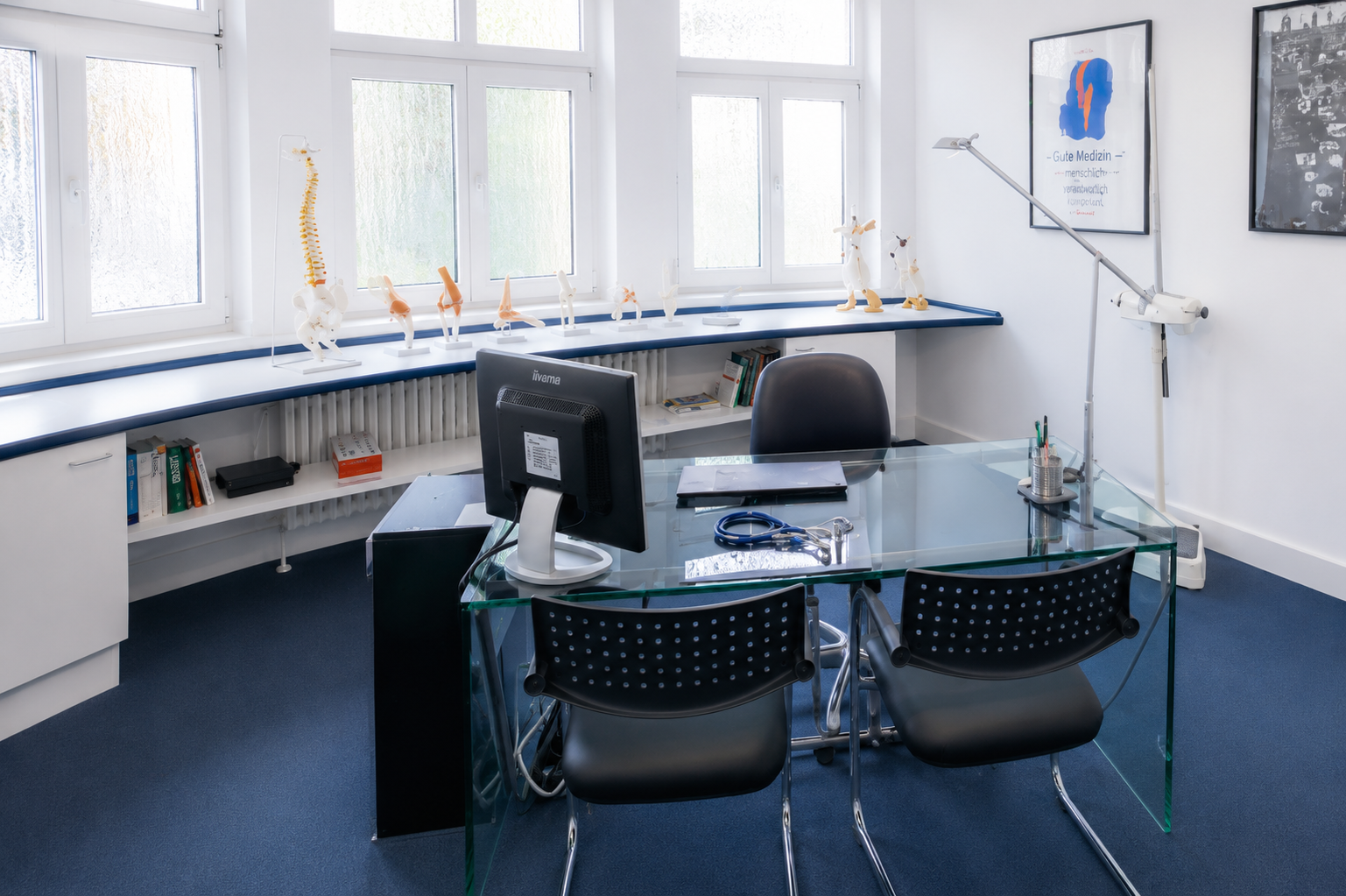 Sprechzimmer mit anatomischen Modellen